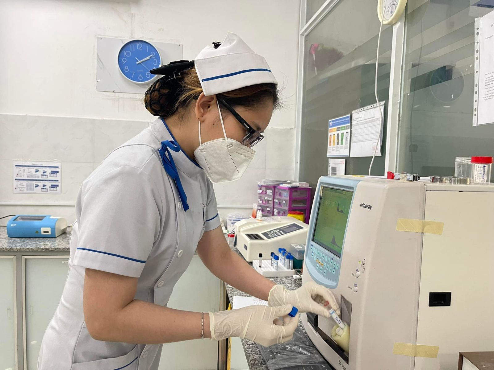 Khu vực lấy mẫu xét nghiệm nước tiểu sạch sẽ, kín đáo tại Bệnh viện