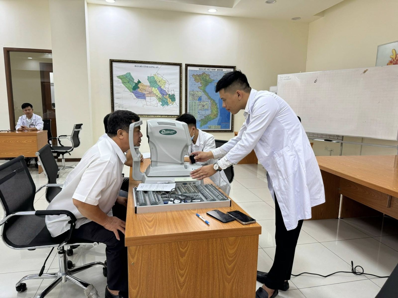 Bác sĩ kiểm tra thị lực và phản xạ thần kinh - Bước quan trọng trong khám sức khỏe lái xe
