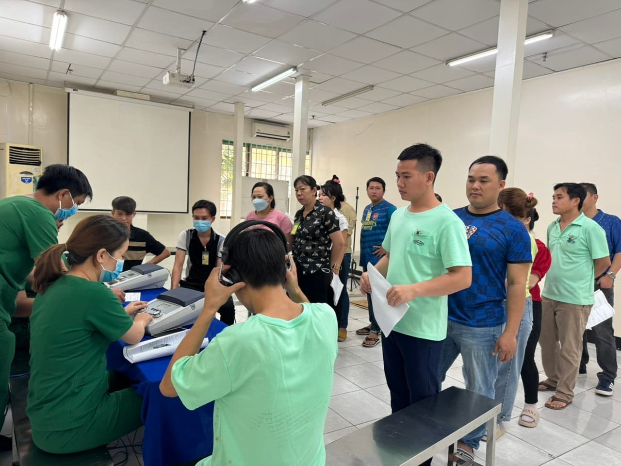 Đội ngũ bác sĩ Bệnh viện Sài Gòn TG tổ chức khám sức khỏe trực tiếp tại nhà máy cho công nhân