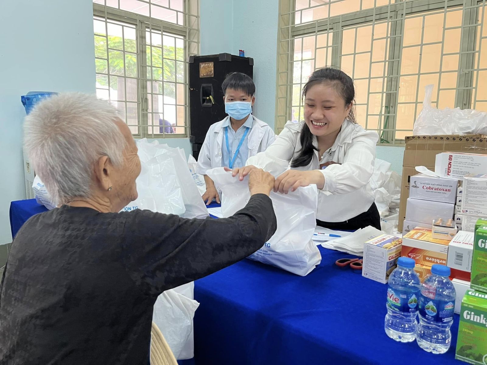 Khu vực cấp phát thuốc BHYT rộng rãi, dược sĩ tư vấn hướng dẫn sử dụng thuốc kỹ lưỡng