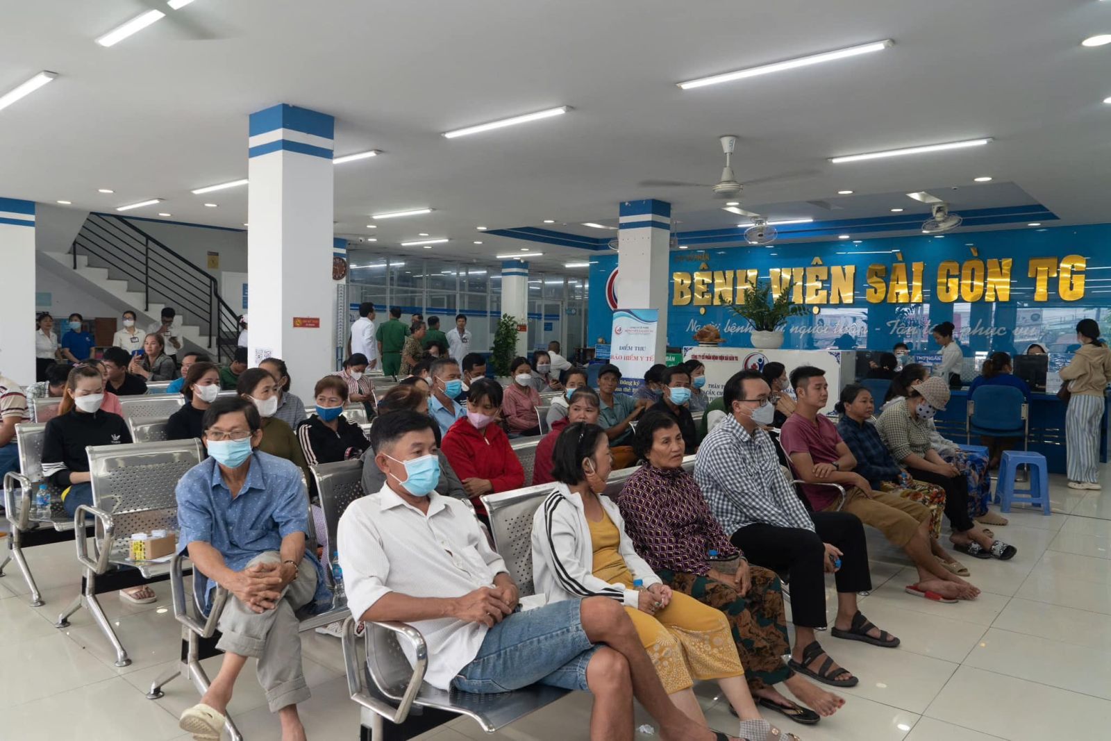 Sảnh chờ khu vực khám theo yêu cầu thoáng mát, sang trọng tại Bệnh viện Sài Gòn TG