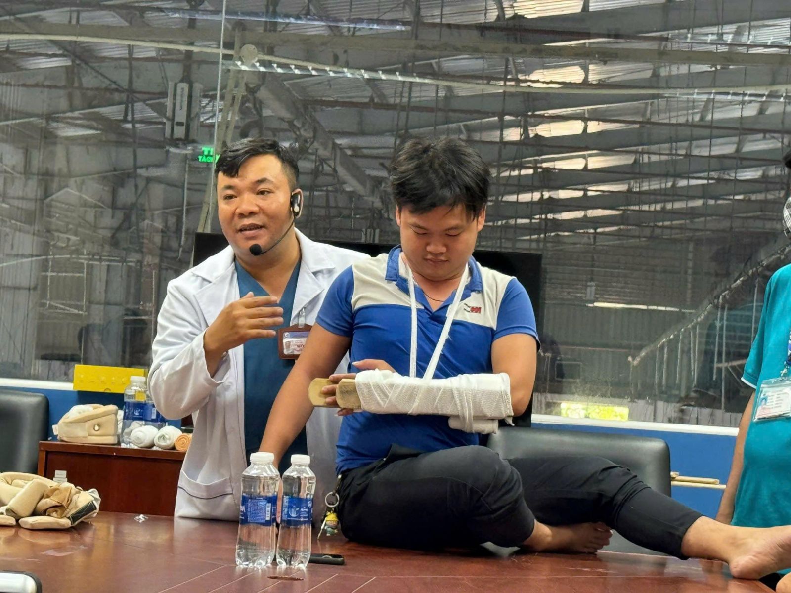 Bác sĩ Bệnh viện Sài Gòn TG hướng dẫn Thực hành giúp học viên nắm vững kỹ thuật băng bó