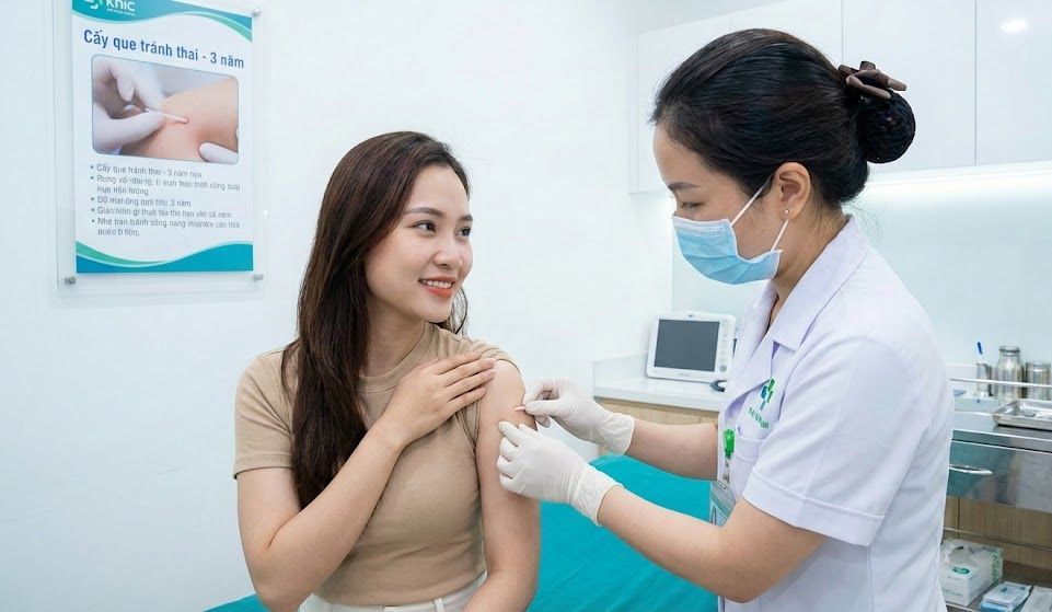 Bác sĩ tư vấn cấy que tránh thai Implanon cho khách hàng nữ