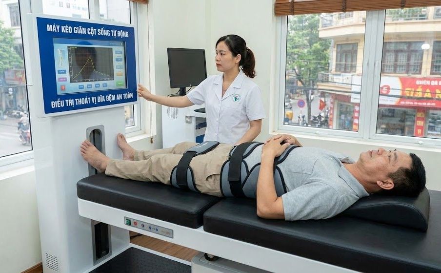Hệ thống máy kéo giãn cột sống tự động giúp điều trị thoát vị đĩa đệm an toàn