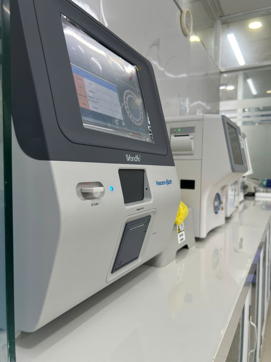 Hệ thống máy xét nghiệm miễn dịch tự động Roche/Abbott tại Bệnh viện Sài Gòn TG phân tích các chỉ số ung thư
