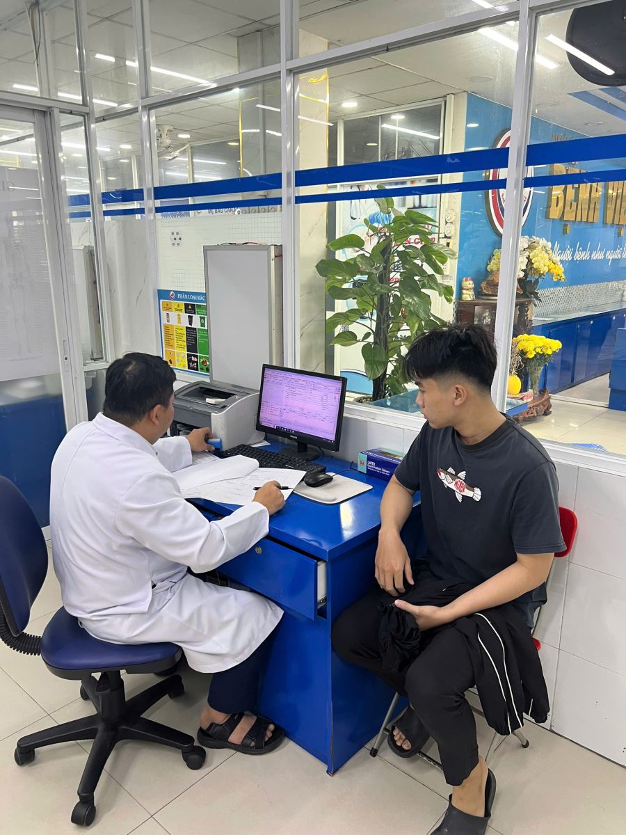 Bác sĩ tư vấn kết quả xét nghiệm dị nguyên để tìm nguyên nhân gây dị ứng cho bệnh nhân