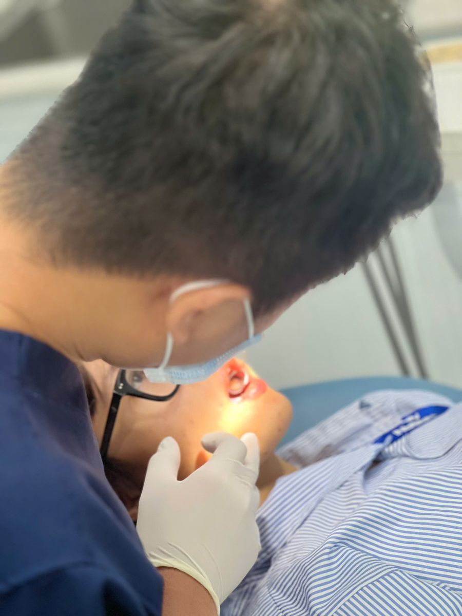 Bác sĩ thực hiện điều trị tủy bằng máy nội nha hiện đại giúp làm sạch triệt để ống tủy