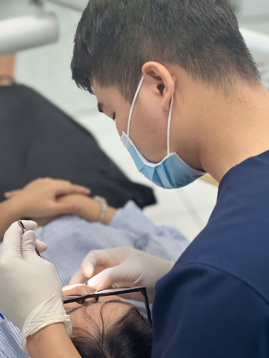 Bác sĩ Nha khoa thăm khám và tư vấn tình trạng răng miệng cho khách hàng