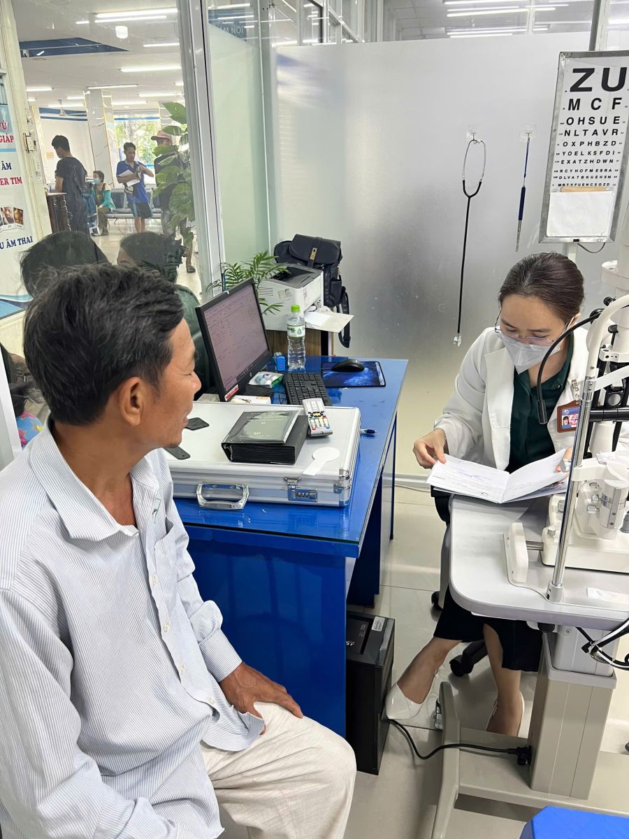 Bác sĩ Mắt khám bệnh viêm kết mạc cho bệnh nhân qua máy sinh hiển vi đèn khe